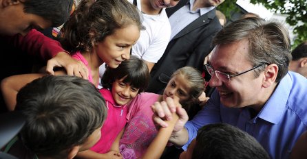 Vučić obišao migrante u beogradskom parku: Nećemo praviti ni žice, ni zidove prema izbjeglicama