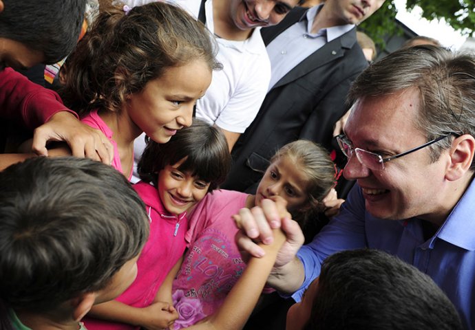 Vučić obišao migrante u beogradskom parku: Nećemo praviti ni žice, ni zidove prema izbjeglicama