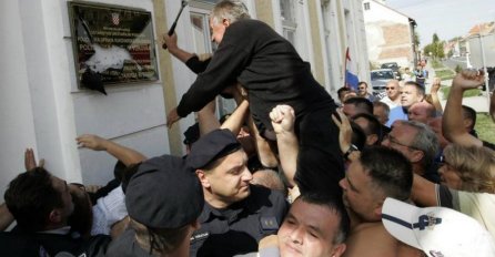 Izbacivanje ćirilice u Vukovaru ponovno izaziva tenzije na relaciji Zagreb - Beograd