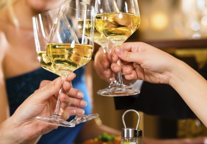 Loše vijesti za žene koje vole vino: Evo zašto ga ne trebaju piti! 