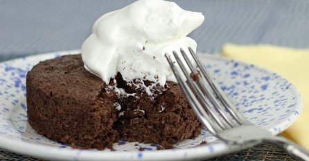 Čokoladno čudo: Ispecite finu torticu za samo 2 minute (VIDEO) 