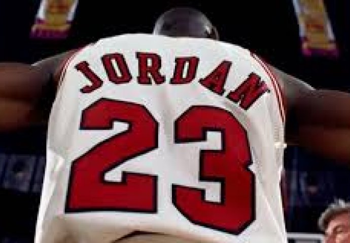 Michael Jordan: "The Move" - jedan od najluđih koševa! (VIDEO) 