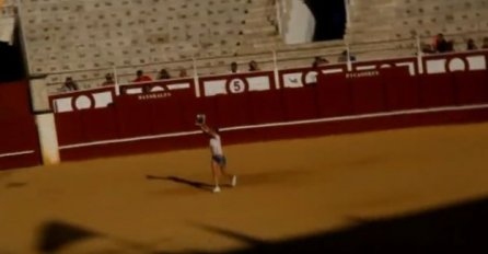 Snimak koji je obišao svijet: Prekinula koridu da bi zagrlila ranjenog bika prije smrti