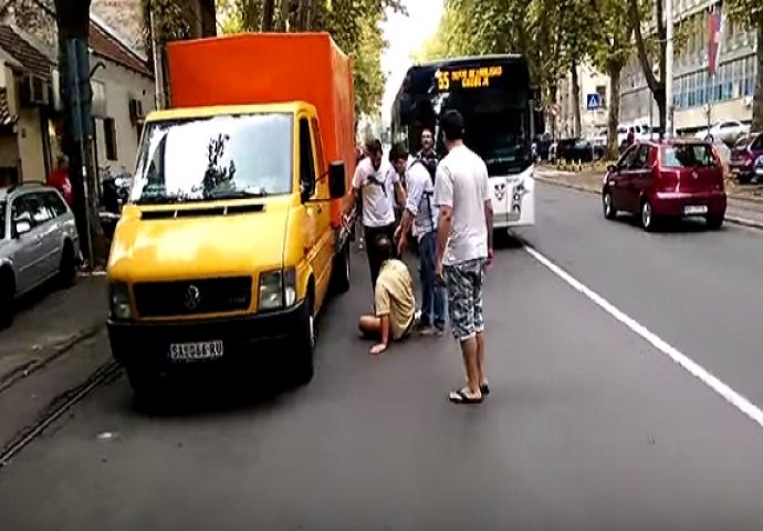 Zbog čarke u saobraćaju brutalno pretukli nemoćnog starijeg čovjeka na sred ulice (VIDEO)