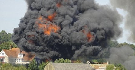 STRAVIČNO: Na aeromitingu pao vojni avion na gledaoce, sedam mrtvih! (VIDEO)