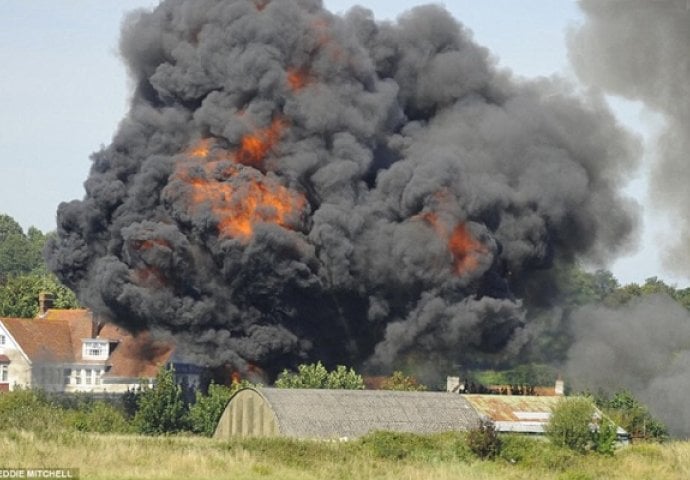 STRAVIČNO: Na aeromitingu pao vojni avion na gledaoce, sedam mrtvih! (VIDEO)