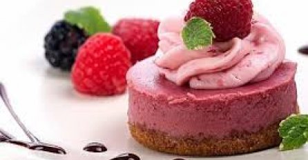  SAVRŠENA KOMBINACIJA: Kolač s kupinama i kiselim vrhnjem