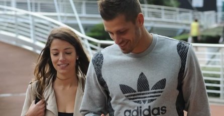 Najskromnija djevojka fudbalera ikada: Momak joj zarađuje milione, a evo šta ona radi