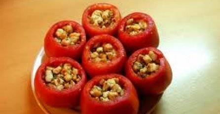 ODLIČNA KOMBINACIJA: Paradajz punjen pilećom salatom