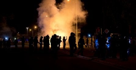 SRAMOTNO - U Njemačkoj demonstranti napadali na izbjeglice i sukobili se sa policijom!