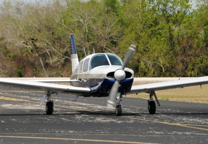 Umro pilot, žena pokušala da pilotira ali se avion srušio