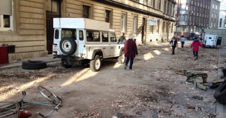 Cigle, zapaljena auta i transparenti sa oznakom UN-a, prizor je koji je jutros zatekao Sarajlije