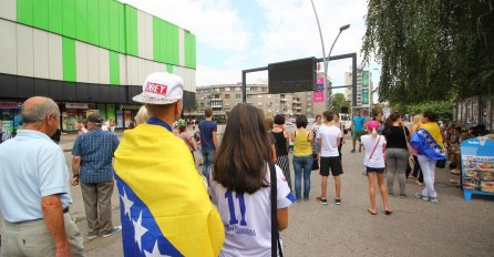 (FOTO) Velika podrška građana BiH: Zeničani Tukinu bronzu proslavili bakljadom i navijanjem