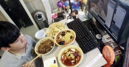 NEOBIČAN POSAO: Večera "online" i pritom zarađuje hiljadu funti dnevno! 