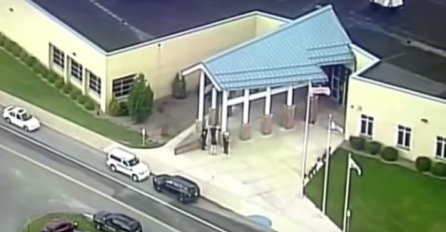 Četrnaestogodišnjak ponio pištolj u školu pa učenike i profesora satima držao na nišanu