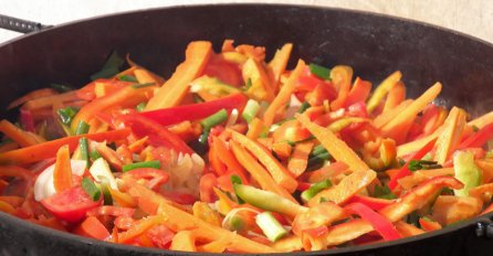  Odlična wok piletina sa povrćem