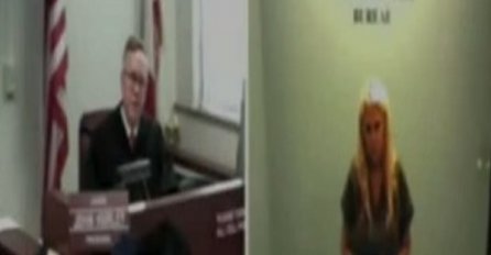 Gole grudi kao dokaz: Porno glumica se  skinula pred sudijom (VIDEO)