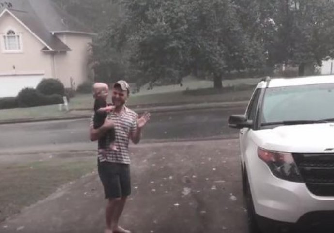Beba je izašla na kišu,  a njena reakcija će vas oduševiti i raznježiti! 