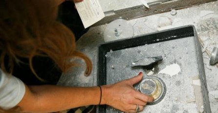 Renovirali kuhinju pa našli sef s preko 50.000 dolara... 