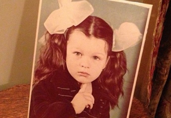 Ko je ona? Pozerka od malih nogu (FOTO)