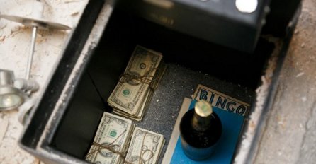 Renovirali su kuhinju pa našli sef sa 89.000KM i bocu viskija