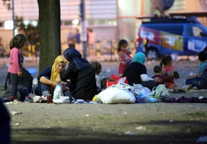 BEOGRAD- Među izbjeglicama se vodila borba za koricu hljeba i mlijeko! (VIDEO)