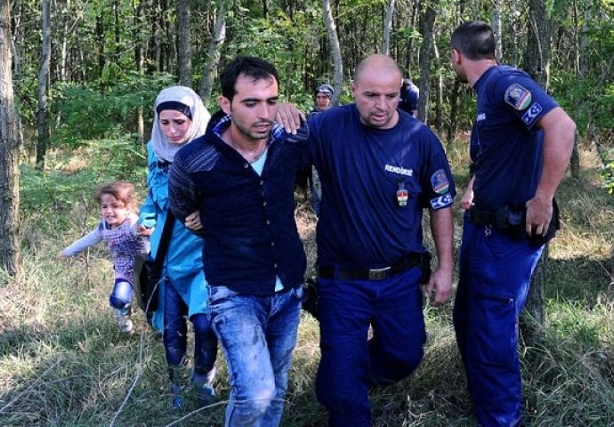 DRAMATIČNE FOTOGRAFIJE- Policija uhapsila cijelu sirijsku porodicu koja se uspjela provući ispod žičane ograde!