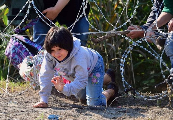 DRAMATIČNE FOTOGRAFIJE- Policija uhapsila cijelu sirijsku porodicu koja se uspjela provući ispod žičane ograde!