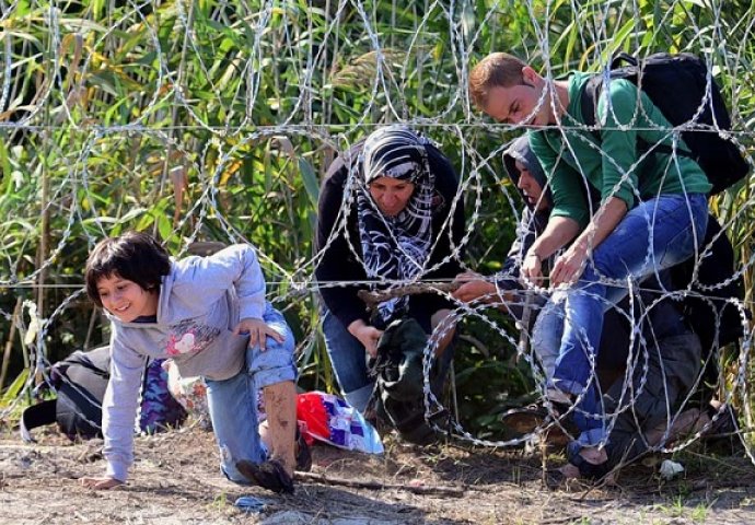 DRAMATIČNE FOTOGRAFIJE- Policija uhapsila cijelu sirijsku porodicu koja se uspjela provući ispod žičane ograde!