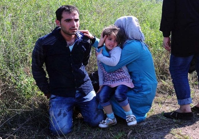 DRAMATIČNE FOTOGRAFIJE- Policija uhapsila cijelu sirijsku porodicu koja se uspjela provući ispod žičane ograde!