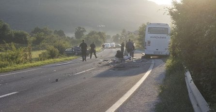  Na putu M17, u sudaru minibusa i putničkog vozila poginula jedna osoba!