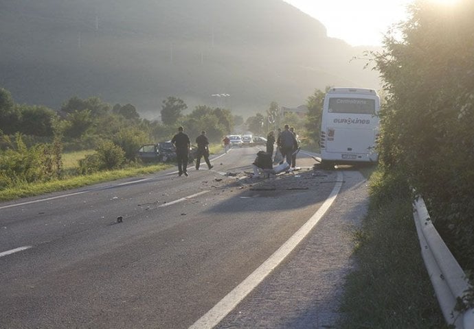  Na putu M17, u sudaru minibusa i putničkog vozila poginula jedna osoba!