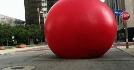 Po gradu lovili ogromnu crvenu loptu! (VIDEO)