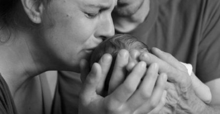 Srceparajuće fotografije roditelja koji poziraju sa izgubljenim bebama zadnji put u životu