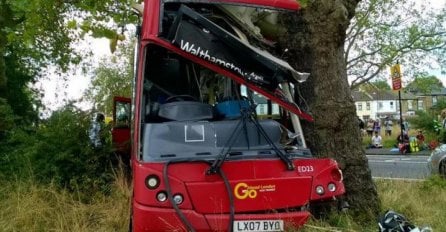 Saobraćajna nesreća u Londonu: Autobus udario u drvo, deset osoba povrijeđeno