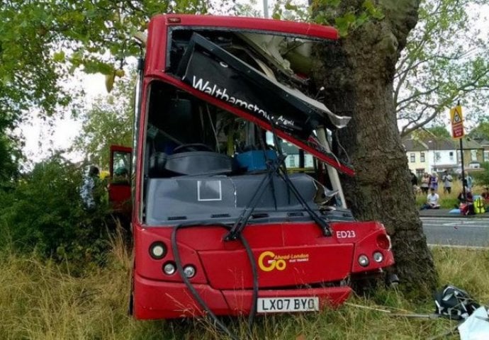 Saobraćajna nesreća u Londonu: Autobus udario u drvo, deset osoba povrijeđeno