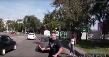 Sudarili se na raskrsnici, a onda je izjurio iz automobila, psovao, potegao sjekiru i na kraju zapucao