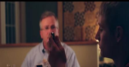 Večerao sa sinovimaa ali oni nisu ispuštali mobitel iz ruku. A onda je uradio nešto fenomenalno (VIDEO) 