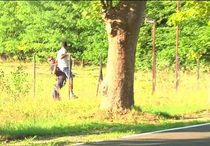 Bodljikava žica ne zaustavlja izbjeglice