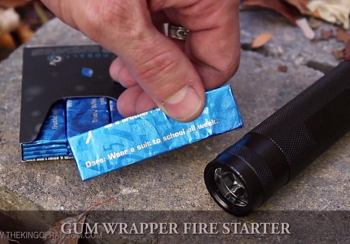 (VIDEO) Stavio je papirić od žvake na bateriju, a onda uradio nešto što vam može spasiti život