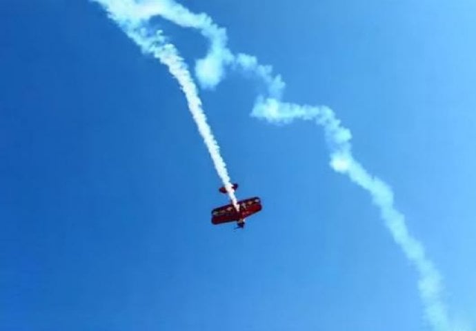 (VIDEO) Nesreća u Austriji: Iskusni pilot poginuo nakon izvođenja akrobacija avionom!