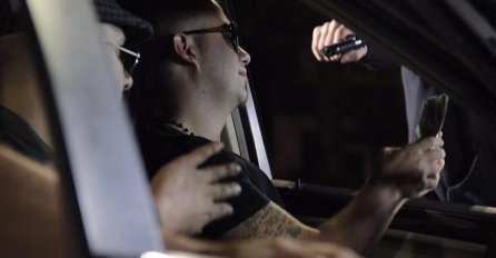 Momci sa crnim fantomkama presreli džip popularnog pjevača: Pištoljima na Dadu Polumentu!