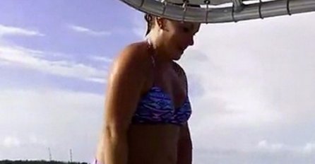 (VIDEO) Pokušala je izvesti spektakularni skok u vodu, a zapravo se propisno obrukala