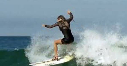 Ova djevojka surfa na štiklama! (VIDEO)