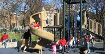 Uzrujana majka poručila - "Roditelji, molim ne pomažite mom djetetu na igralištu"!