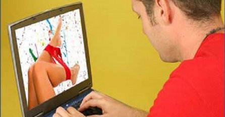 Nije znao šta da uradi pa u panici razbio laptop da ga mama ne uhvati 'na djelu'!