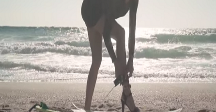 U visokim potepicama i crnoj haljini surferica svijeta u borbi protiv valova (VIDEO)