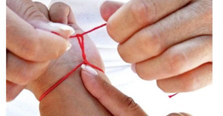 Koliko puta ste se zapitali zašto neko ima crveni konac oko ruke? Ne vidite smisao u tome? Evo zašto ga nose!