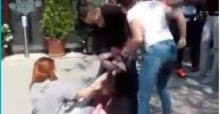 (VIDEO) Brutalan okršaj, mještani u nevjerici: Tri učenice tuku školsku drugaricu