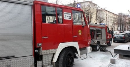 Izgorjele tri kuće na Kovačima, jedna osoba smrtno stradala